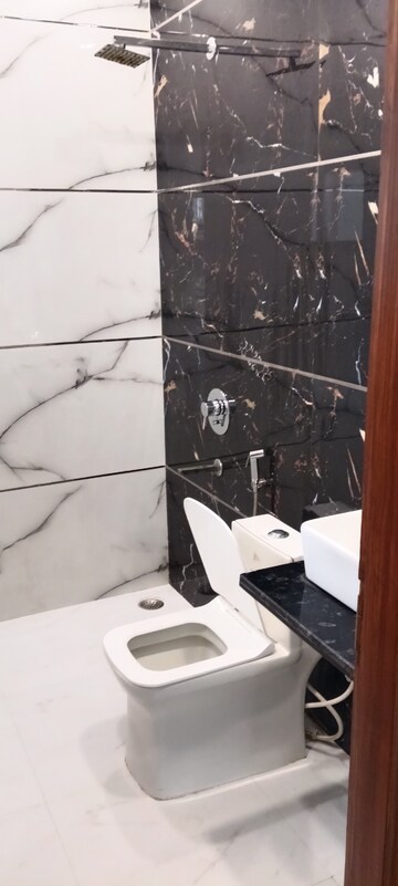 Furnished Amenities in 3 BHK Apartment at RWA Apartments Sector 26, Sector 26 – for Rent