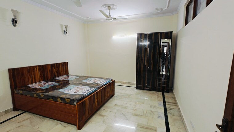 Bedroom, east of kailash 3 Bedroom 155 Sq.Yd. Builder Floor In East Of Kailash Delhi 9022338
