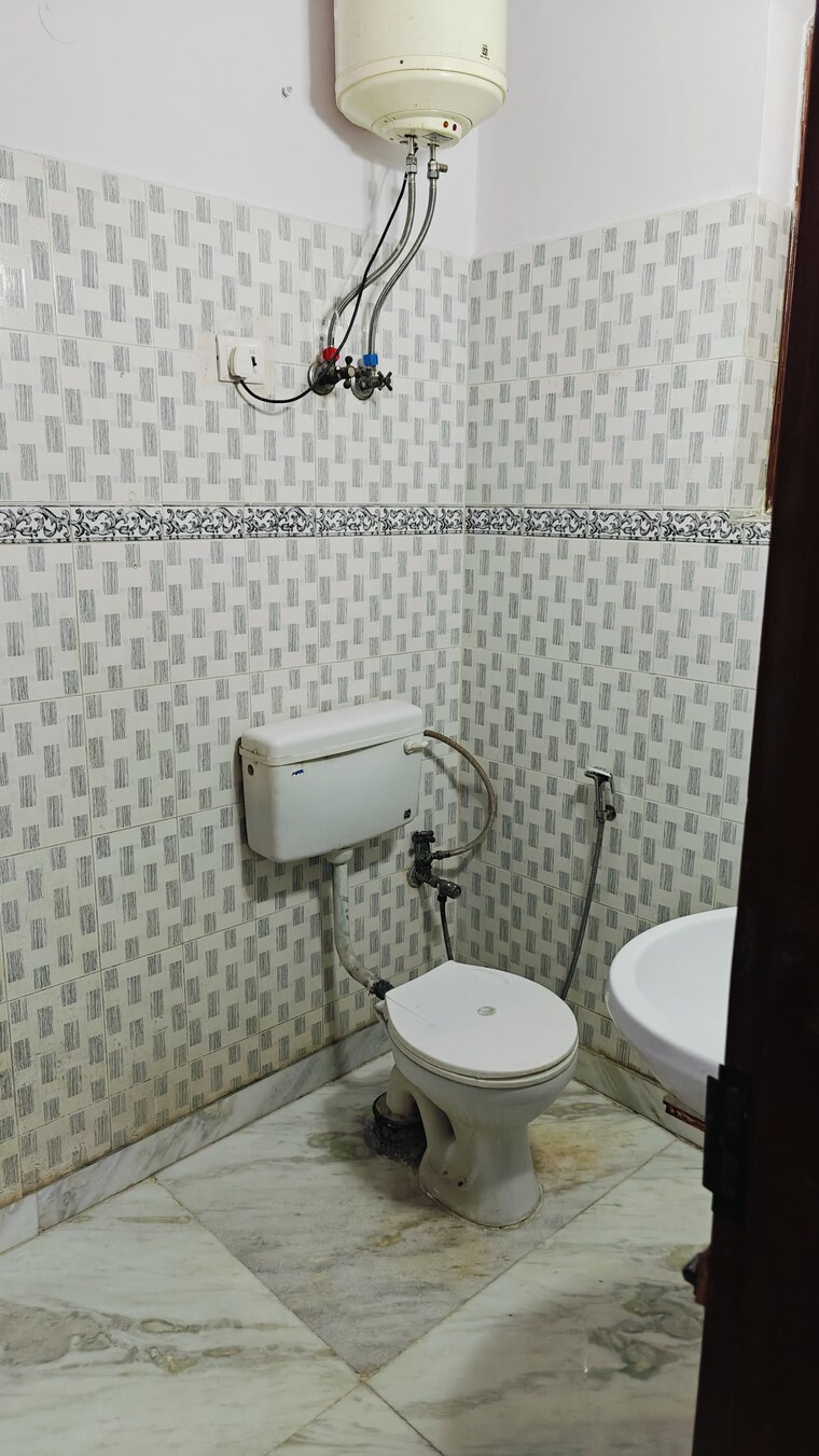 Bathroom, east of kailash 3 Bedroom 155 Sq.Yd. Builder Floor In East Of Kailash Delhi 9022338