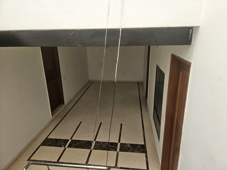 undefined, sector 39 6 Bedroom 182 Sq.Mt. Villa In Sector 39 Noida 9022307