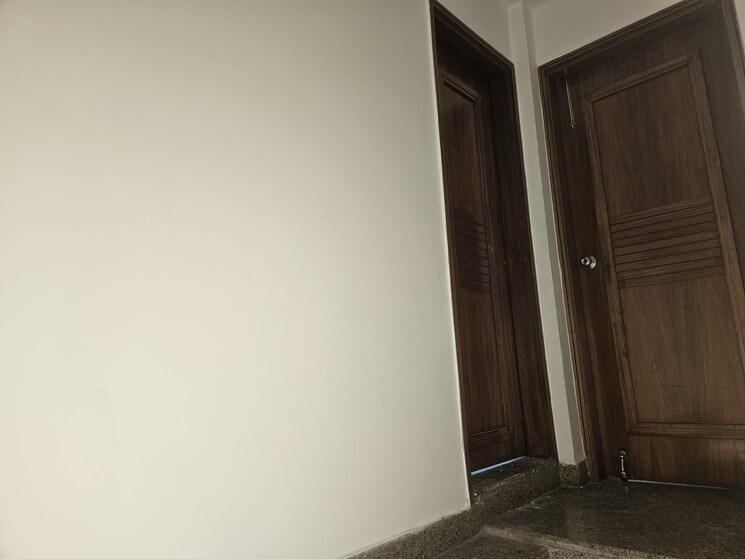 Room, sector 39 6 Bedroom 182 Sq.Mt. Villa In Sector 39 Noida 9022307