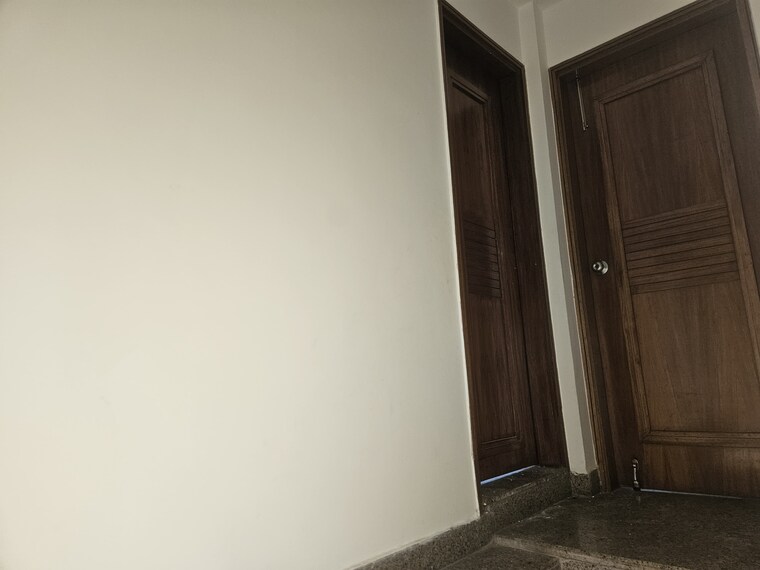 Room, sector 39 6 Bedroom 182 Sq.Mt. Villa In Sector 39 Noida 9022307