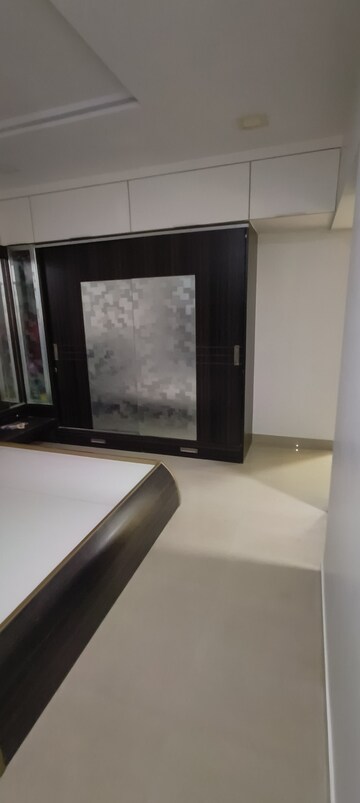 Room in 3 BHK Apartment at Borivali West – for Rent