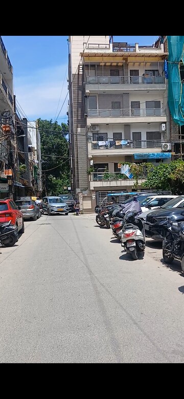 Parking in 3 BHK Builder Floor at Shiv Nagar – for Sale