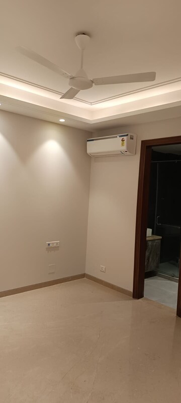 Room in 3 BHK Builder Floor at Safdarjung Enclave – for Rent