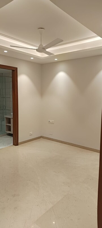 Room in 3 BHK Builder Floor at Safdarjung Enclave – for Rent