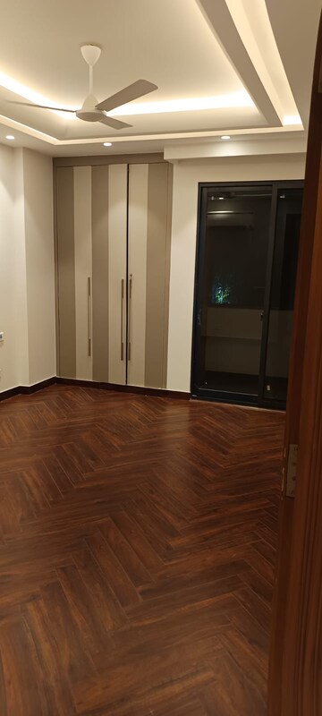 Room in 3 BHK Builder Floor at Safdarjung Enclave – for Rent
