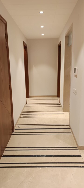 Room in 3 BHK Builder Floor at Safdarjung Enclave – for Rent