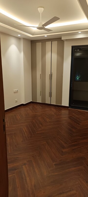 Room in 3 BHK Builder Floor at Safdarjung Enclave – for Rent