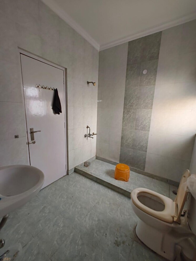 Bathroom, chittaranjan park 3 Bedroom 2200 Sq.Ft. Builder Floor In Chittaranjan Park Delhi 9022437