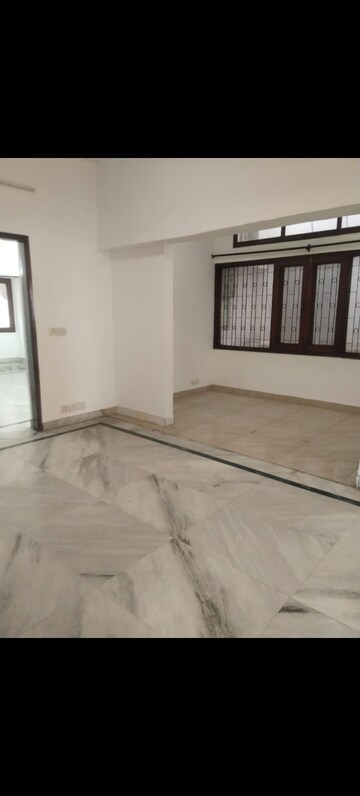 Room in 4 BHK Builder Floor at Saket – for Rent