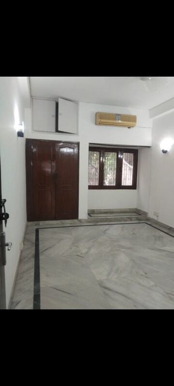 Room in 4 BHK Builder Floor at Saket – for Rent