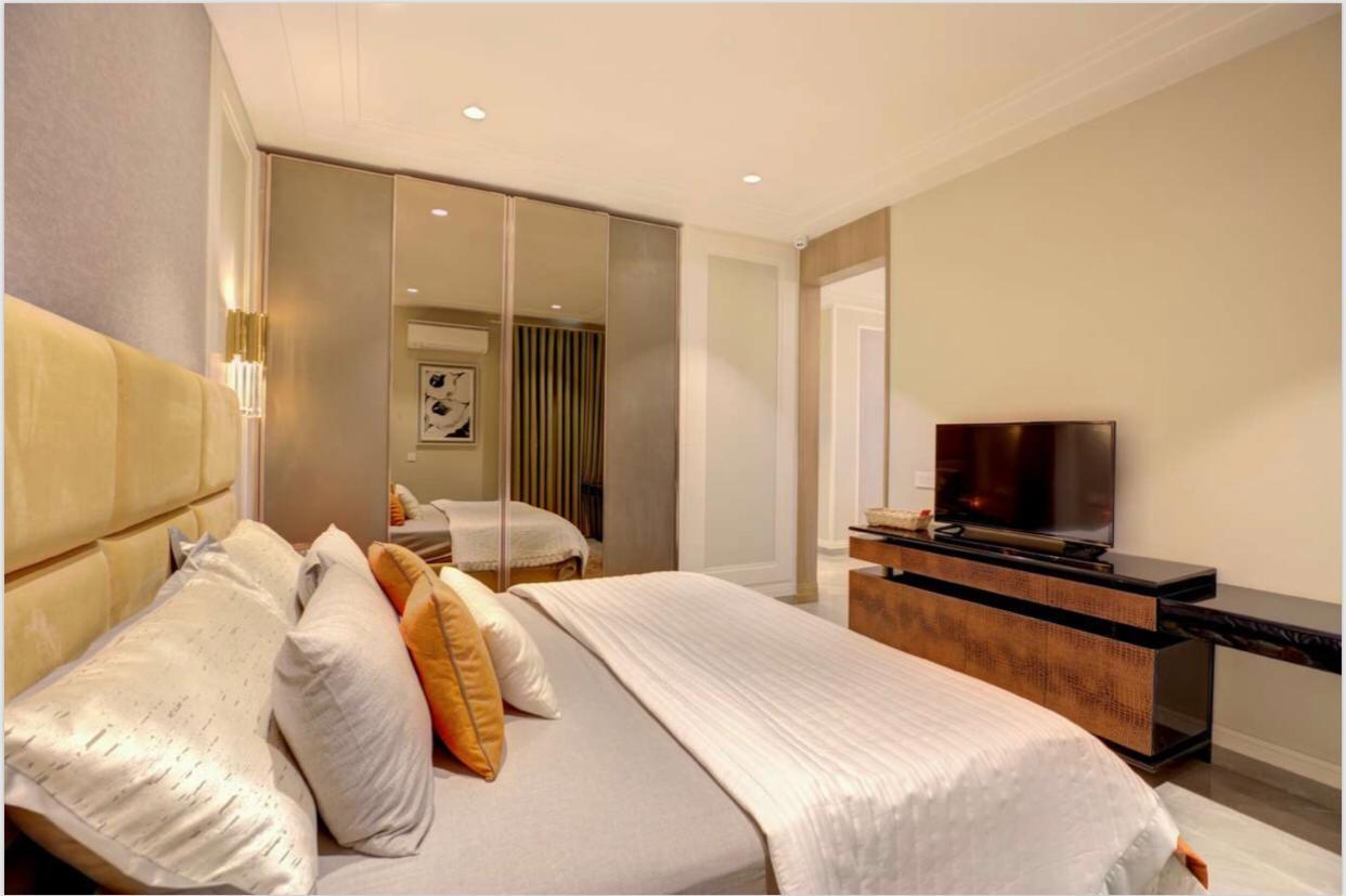 3 BHK + Servant Room Apartment For Sale in Aerocity