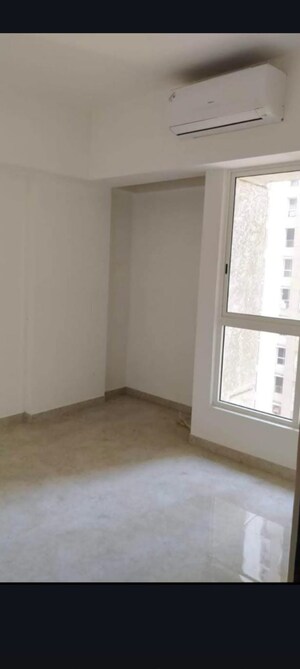 Room in 1 BHK Apartment at Lodha Amara, Kolshet Road – for Sale