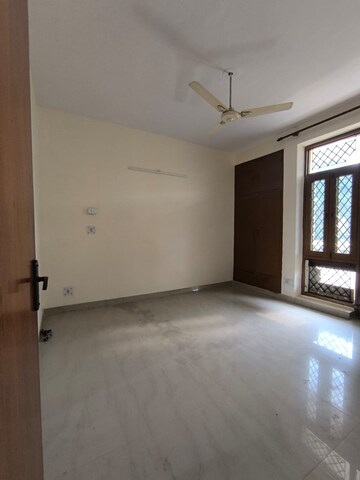 Room in 3 BHK Builder Floor at Sushant Lok 2, Sector 57 – for Rent