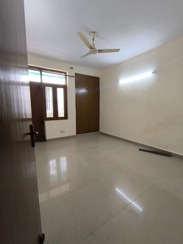Room in 3 BHK Builder Floor at Sushant Lok 2, Sector 57 – for Rent