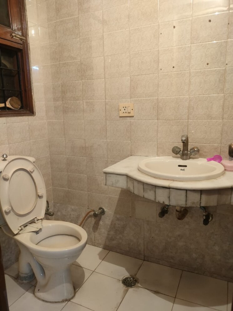 Bathroom, sushant-lok-2 3 Bedroom 300 Sq.Yd. Builder Floor In Sector 57 Gurgaon 9022555