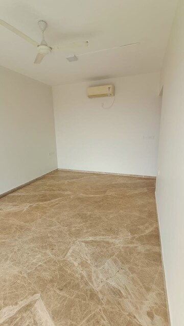Room in 3 BHK Apartment at Runwal Elegante, Andheri West – for Rent