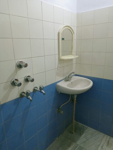Bathroom in 3 BHK Villa at Gomti Nagar – for Rent