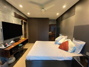 Bedroom in 2.5 BHK Apartment at Oberoi Springs, Andheri West – for Rent