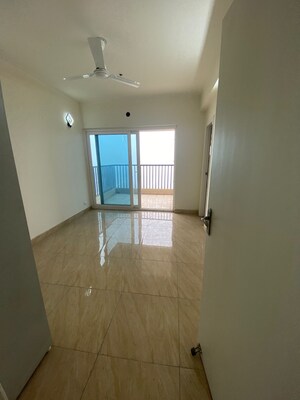 Room in 3 BHK Apartment at Gaur Yamuna City, Gaur Yamuna City – for Sale