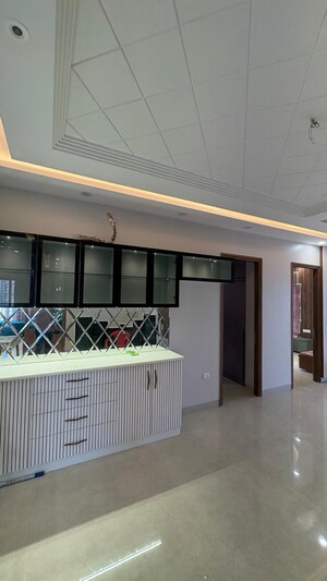 Room in 4 BHK Apartment at Shalimar Belvedere Court, Malesemau – for Rent