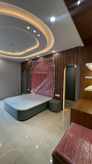 Bedroom in 4 BHK Apartment at Shalimar Belvedere Court, Malesemau – for Rent