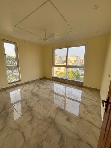 Room in 6 BHK Villa at Ansal Sushant Golf city, Bagiamau – for Rent