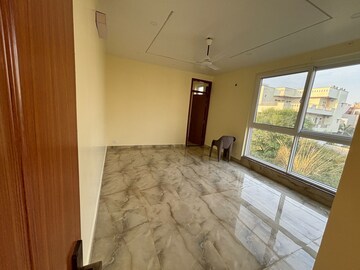 Room in 6 BHK Villa at Ansal Sushant Golf city, Bagiamau – for Rent