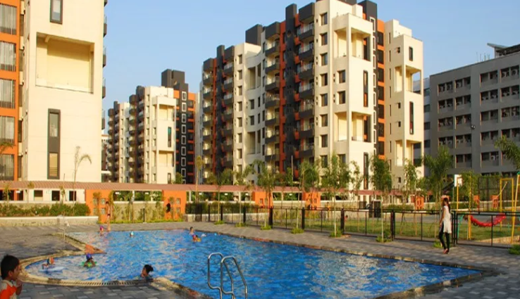 3 BHK + Servant Room Apartment For Sale in Clover Acropolis