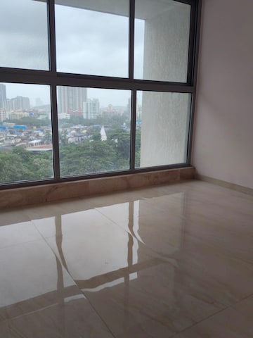 Master Bedroom in 3.5 BHK Apartment at Rajesh White City, Kandivali East – for Rent
