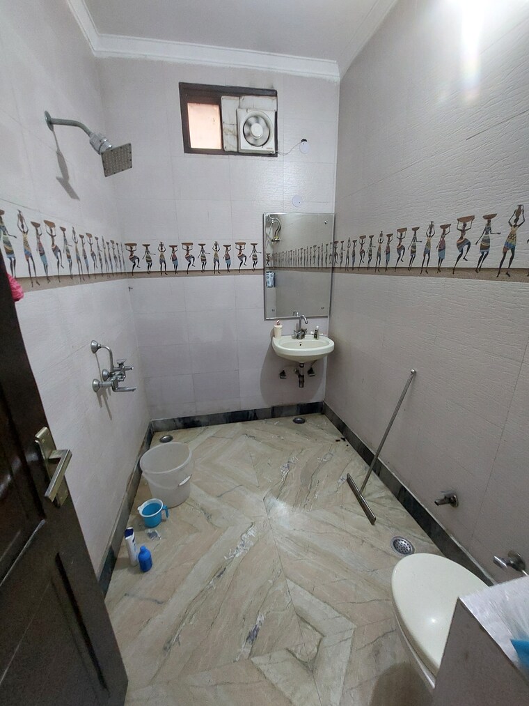Bathroom, model town 3 2 Bedroom 900 Sq.Ft. Builder Floor In Model Town 3 Delhi 9023062