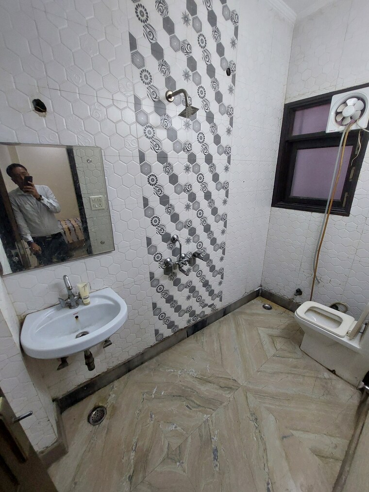Attached Bathroom, model town 3 2 Bedroom 900 Sq.Ft. Builder Floor In Model Town 3 Delhi 9023062