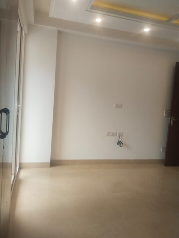 Room in 4 BHK Apartment at Saket – for Sale