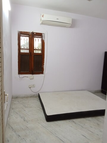 Room in 1 BHK Builder Floor at Safdarjung Development Area – for Rent