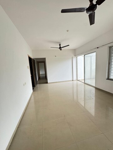 Room in 2 BHK Apartment at Kolte Downtown Beryl, Kharadi – for Rent