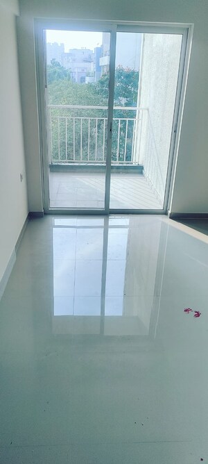 Room in 3 BHK Apartment at Godrej Greens, Undri – for Rent