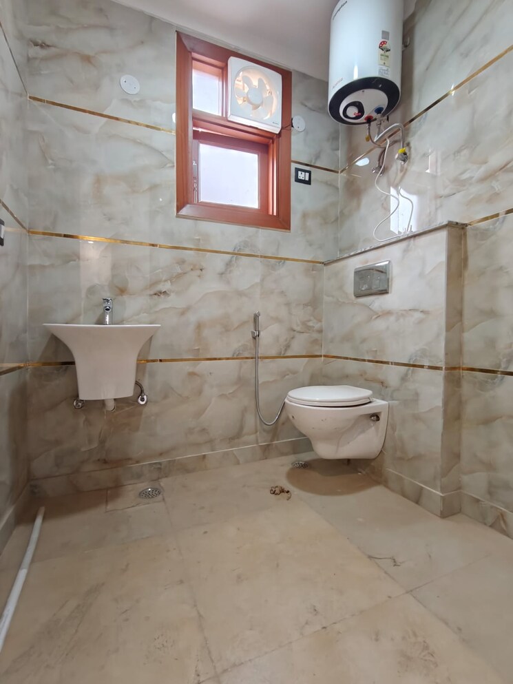 Bathroom, freedom fighters enclave 3 Bedroom 1800 Sq.Ft. Builder Floor In Freedom Fighters Enclave Delhi 9023244