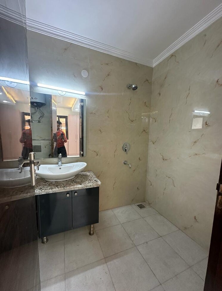 Bathroom, freedom fighters enclave 3 Bedroom 1700 Sq.Ft. Builder Floor In Freedom Fighters Enclave Delhi 9023300