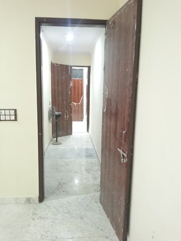 Building Lobby in 2.5 BHK Builder Floor at Shastri Nagar – for Rent
