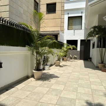 4 BHK Independent House – Entrance View at Dlf Phase I - for Rent