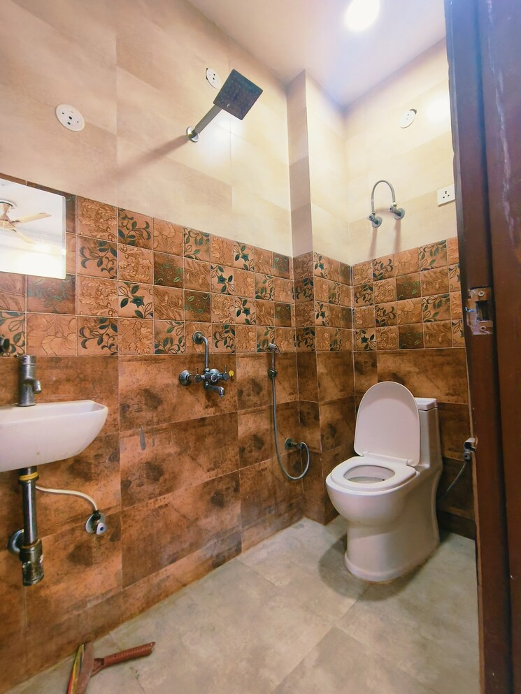 Attached Bathroom, dwarka mor 3 Bedroom 810 Sq.Ft. Builder Floor In Dwarka Mor Delhi 9023342