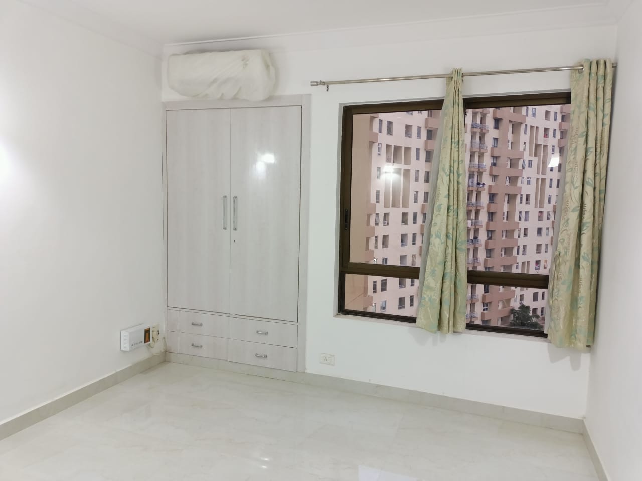 3 BHK + Servant Room Apartment For Rent in Orchid Petals