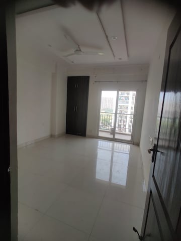 Room in 3 BHK Apartment at Maxblis Grand Wellington, Sector 75 – for Rent