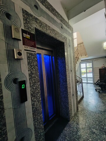 Building Lobby in 1 BHK Builder Floor at Sushant Vyapaar Kendra, Sector 43 – for Rent
