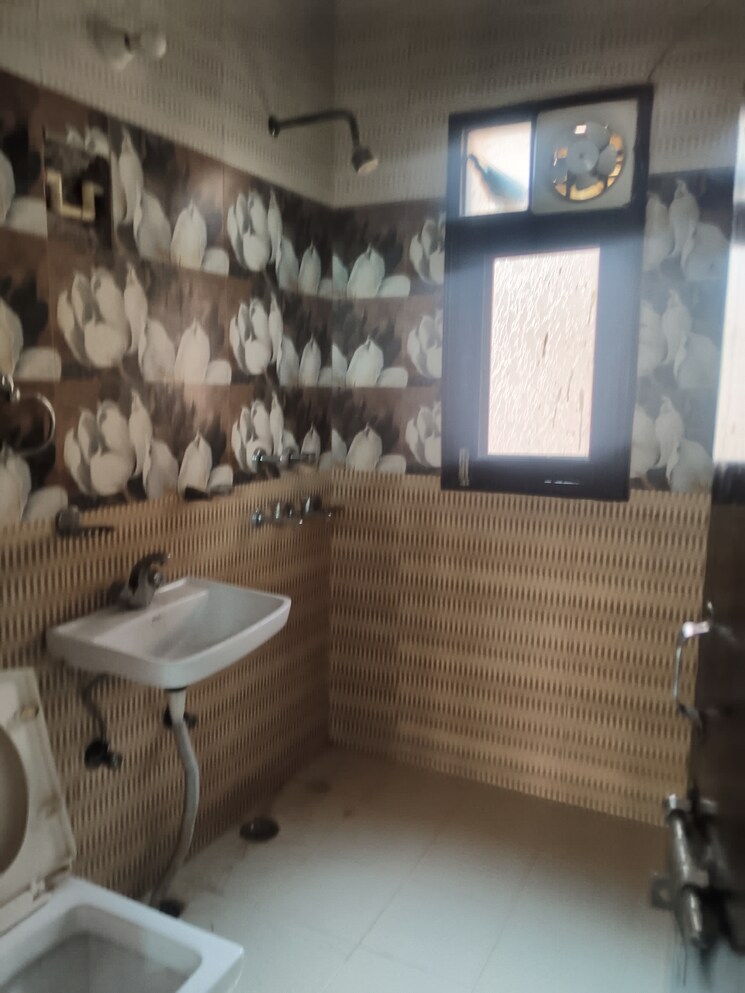 Bathroom, sarita-vihar-pocket-c-rwa 3 Bedroom 1750 Sq.Ft. Apartment In Sarita Vihar Delhi 9023631