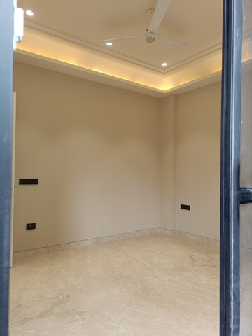 Room in 3 BHK Builder Floor at Anand Vihar – for Rent