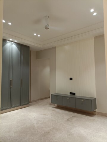 Room in 3 BHK Builder Floor at Anand Vihar – for Rent
