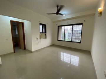 Room in 3 BHK Apartment at Lokhandwala Complex, Andheri West – for Rent