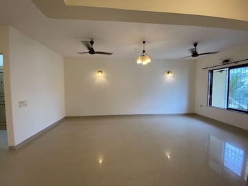 Room in 3 BHK Apartment at Lokhandwala Complex, Andheri West – for Rent